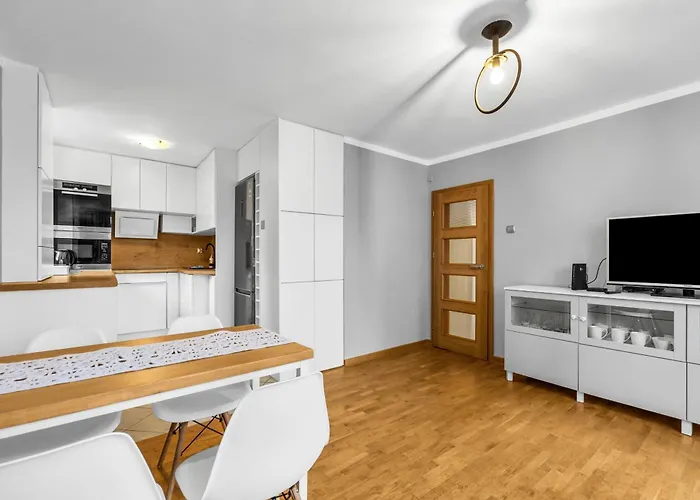 Modzelewskiego Spacious By Bookinghost Lejlighed *