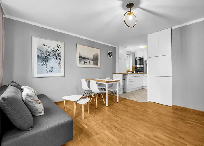 Modzelewskiego Spacious By Bookinghost Lejlighed